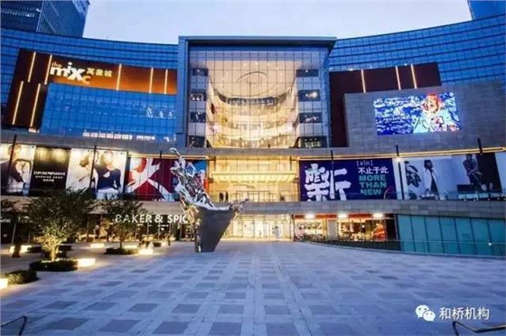 塑造與城市融合的慶典廣場(chǎng)