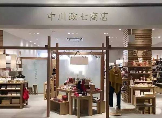 只賣(mài)雜貨卻成購(gòu)物中心人氣王