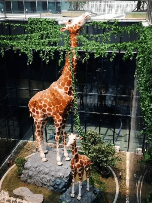 北京住總?cè)f科廣場(chǎng)：綠色植物“無(wú)孔不入”